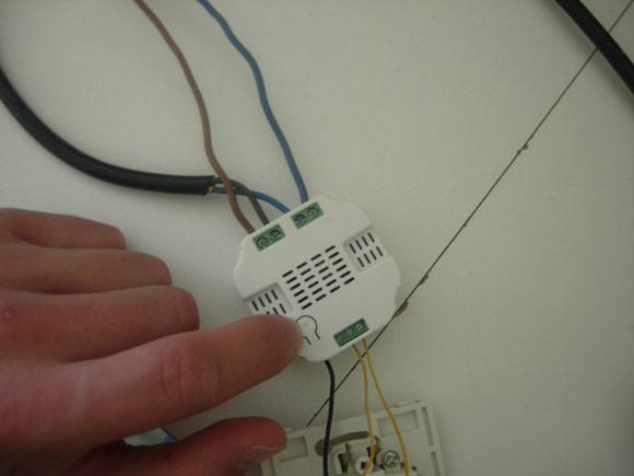 Guide d'installation du Micromodule Smart Energy Switch G2 AEON LABS avec la zipabox